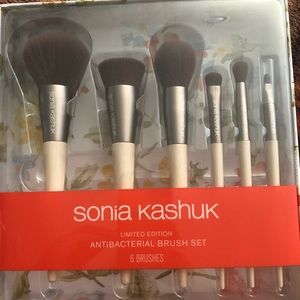 NWT Limited sedition Makeup Brush Set